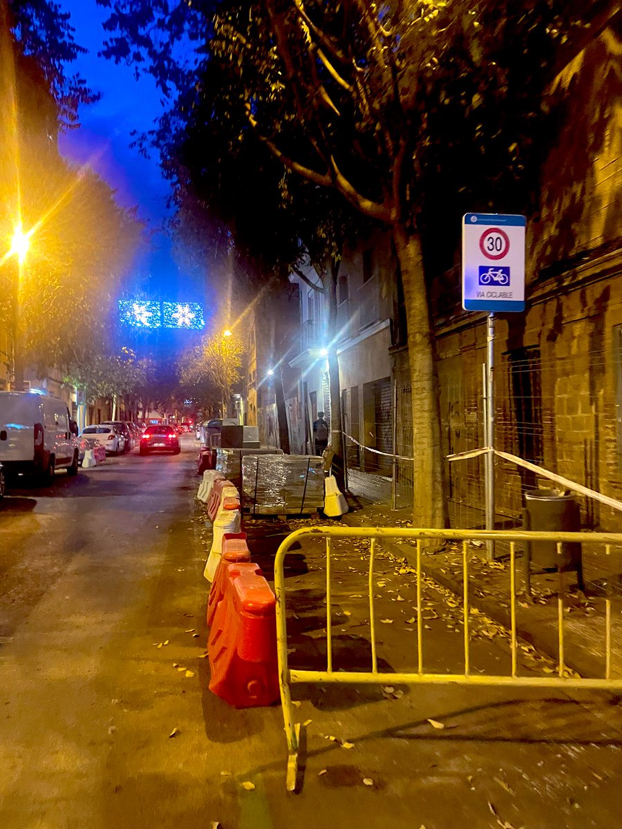 Alerta 🚨 L’Hospitalet de Llobregat | Arbres del carrer Doctor Martí i Julià de Collblanc-La Torrassa sense protecció després de dues setmanes descarregant material d’obra #PatrimoniNatural #CollblancLaTorrassa