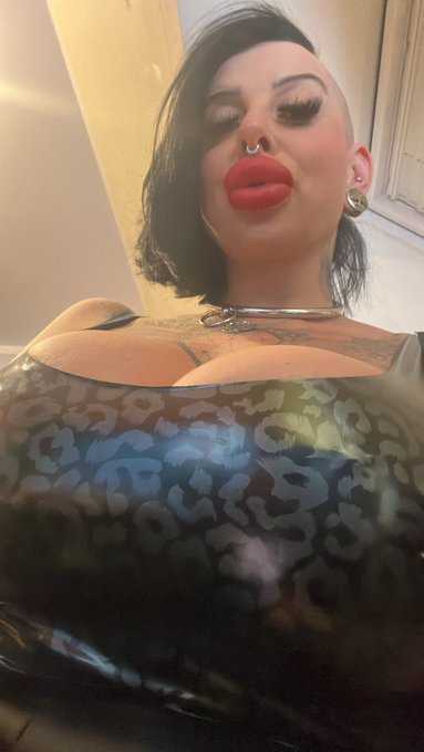 Ort der S&uuml;nde! Morgen, um 21 Uhr einschalten! @duunu_tv https://t.co/D3jVQ2raNT<a href="/tag/christmas"class="tags"><span>#christmas</span></a><a href="/tag/lights"class="tags"><span>#lights</span></a><a href="/tag/chrismastree"class="tags"><span>#chrismastree</span></a>