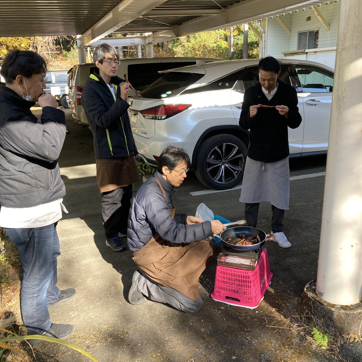 harunogimeat's tweet photo. シェフが4人で、見学に来て、捌いてBBQして、わちゃわちゃして、帰りました。
楽しかった。
今後とも、天竜の鹿肉を宜しくお願いします😊
#メゾンナカミチ
#LENRI https://t.co/dM86HAnoYU