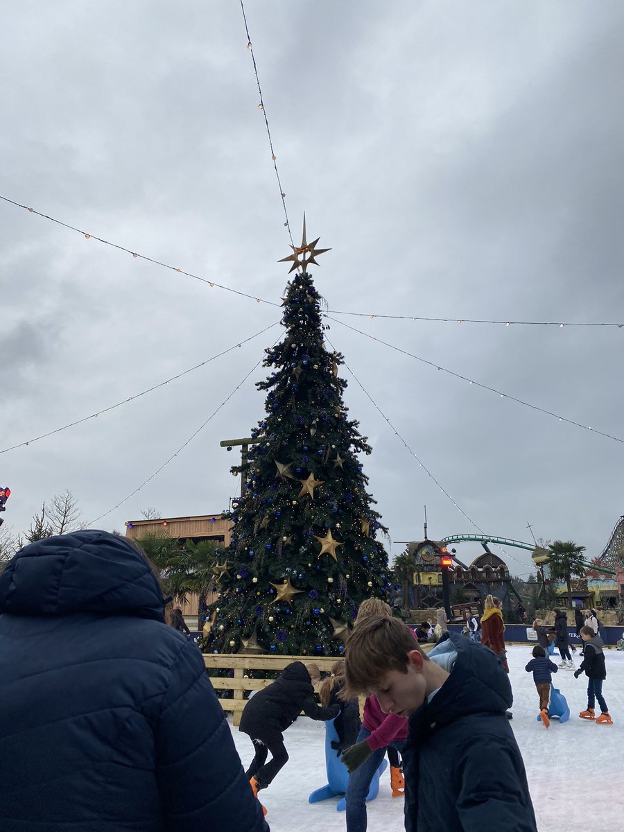 ignogrijmans's tweet photo. Heey allemaal ik heb un geweldig leuke zondag naar @toverland  winterfeest het was geweldig ook met mijn vrienden daar naar toe geweest en ook met toos en morrel ook weer gezien vind ik super gezellig entertainment van toverland is super geweldig en toverland ook @ToosToverhoed https://t.co/vT2dEwfT0e