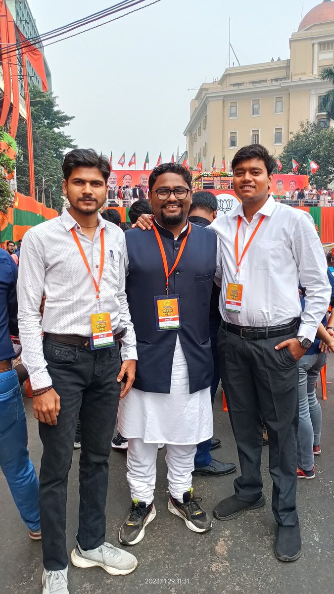 PratyushWB's tweet photo. কলকাতা চলো প্রতিবাদ সভার শেষ মুহূর্তের প্রস্তুতি। কেন্দ্রীয় স্বরাষ্ট্রমন্ত্রী শ্রীযুক্ত অমিত শাহ জির অপেক্ষায় আমরা সবাই।
#BonchitoderPaseBJP https://t.co/r65ftOIb9e