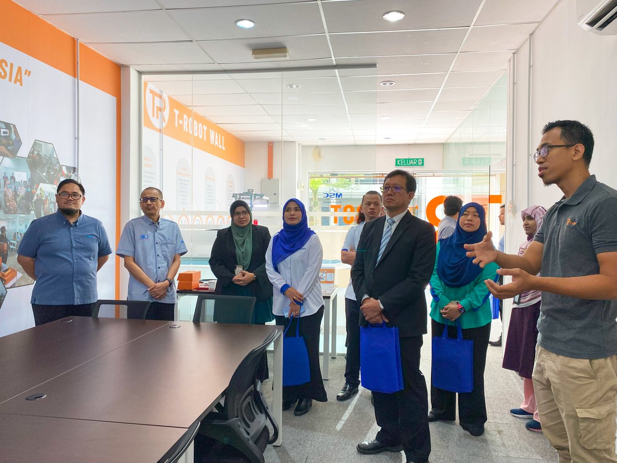 tr_trobot's tweet photo. 28th November 2023 - T-Robot had the privilege of hosting a delegation from UMPSA Malaysia, Razak School of Government, Nexa Academy and RunCloud Academy to our Robotic Center. We express our sincere gratitude for your visit as you explore our cutting-edge Industry 4.0 solutions! https://t.co/boNRfxH77k