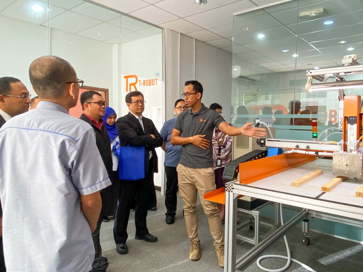 tr_trobot's tweet photo. 28th November 2023 - T-Robot had the privilege of hosting a delegation from UMPSA Malaysia, Razak School of Government, Nexa Academy and RunCloud Academy to our Robotic Center. We express our sincere gratitude for your visit as you explore our cutting-edge Industry 4.0 solutions! https://t.co/boNRfxH77k