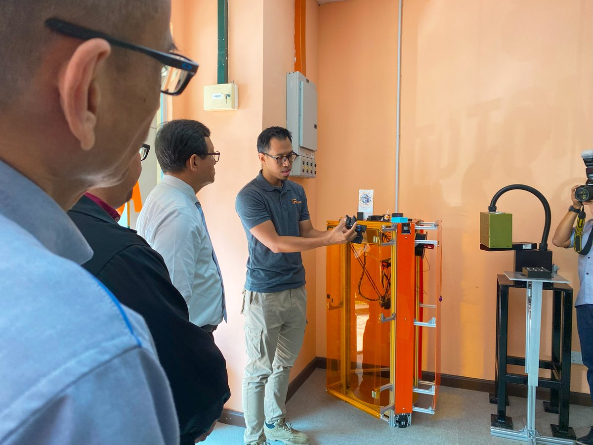 tr_trobot's tweet photo. 28th November 2023 - T-Robot had the privilege of hosting a delegation from UMPSA Malaysia, Razak School of Government, Nexa Academy and RunCloud Academy to our Robotic Center. We express our sincere gratitude for your visit as you explore our cutting-edge Industry 4.0 solutions! https://t.co/boNRfxH77k