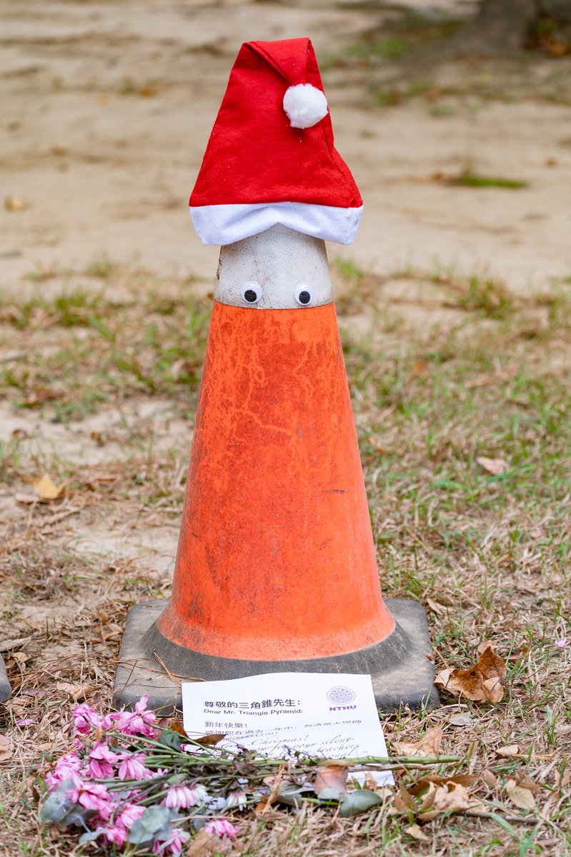 NTHU_TAIWAN's tweet image. Which cutie put a Xmas hat on Mr. Cone in front of the snack bar? 🎅

#Christmas #trafficcone 🎄