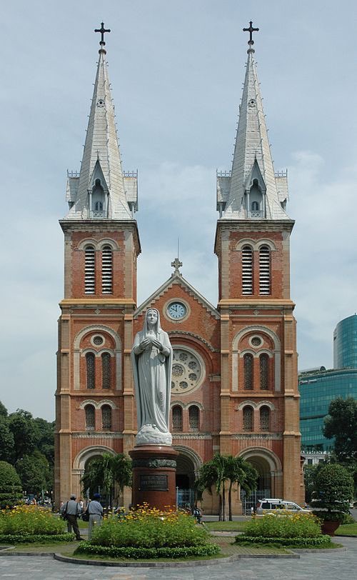 khanhnghi531's tweet photo. Ho Chi Minh City (abbreviated Ho Chi Minh City) or Saigon, is the largest city in Vietnam and a megacity in the near future. This is also an economic and entertainment center, one of two important cultural and educational centers in Vietnam. Ho Chi Minh City is a centrally run city belonging to the special urban category of Vietnam.
Ho Chi Minh City has 2,320 hotels (2019[150]) with 48,182 rooms (2017[151]). Serving high-end guests, the city has 20 5-star hotels[150], including: Caravelle, Sheraton, Mövenpick (old Omni), New World, Equatorial, Lotte Legend, Renaissance Riverside, Windsor Plaza, Sofitel Plaza, Park Hyatt , Majestic with a total of 3,592 rooms. Most of these hotels are managed by international corporations such as Accor, Furama, Mariot or Sheraton and are most concentrated in District 1. In addition, the city also has 8 4-star hotels with 1,281 rooms and 20 guests. 3-star hotel with 1,621 rooms. Due to the development of tourism, the number of luxury rooms in the city is currently seriously lacking. Although many investors intend to continue building luxury hotels in Ho Chi Minh City, they have difficulty finding locations. It is expected that by 2020, the city will have an additional 10,000 4 or 5-star rooms.
The city's tourist attractions are relatively diverse. With a system of 11 museums, mainly on historical topics, Ho Chi Minh City ranks first in Vietnam in the number of museums. The largest and oldest museum in the city is the Ho Chi Minh City Museum of History with 30 thousand artifacts. While the majority of visitors to the War Remnants Museum are foreigners[152], the museum that attracts the most domestic visitors is the Ho Chi Minh Museum[153]. Ho Chi Minh City is also a religiously diverse city. In the current city, there are more than 1,000 temples, communal houses and shrines built over many periods. Churches appeared mainly in the 19th century in Roman and Gothic styles. The city's largest and most famous church is Notre Dame Cathedral, located in District 1, completed in 1880. The colonial period left the city with many important architectural works, such as the People's Committee Headquarters. City residents, Opera House, Central Post Office, Nha Rong Wharf,... Independence Palace and General Science Library were built during the Republic of Vietnam. Modern architecture makes its mark in the city with high-rise buildings, hotels, commercial centers such as Diamond Plaza, Saigon Trade Center... Outside the central area, Cu Chi Tunnels, Can Gio Mangrove Forest, Garden Thu Duc storks are also important tourist destinations.
- The imprint of Saigon people's ancient culinary culture still exists today: Saigon not only has skyscrapers, luxury and high-end restaurants but also sidewalk cafes, Street food is very close and familiar. The image of street vendors, knocking noodle carts, and sloppy coffee has long become a part of Saigon culinary culture.
- Ho Chi Minh City cuisine today: Ho Chi Minh City, with its integration and development following the pace of modern life, its dishes have also undergone constant transformation. Besides the ancient cuisine, street foods such as mixed rice paper, grilled rice paper, salads, snails, fried skewers, mango shakes,... have attracted young people. Snacks, or famous specialties of other localities and countries such as milk tea, dumplings, Korean rice cakes, Thai hot pot, grilled food, Hue beef noodle soup, Quang noodles, banh xeo, ... are also available. at the dining streets of Ho Chi Minh City. It is the diversity from traditional to modern dishes along with unique variations in preparation that make Saigon cuisine extremely diverse.