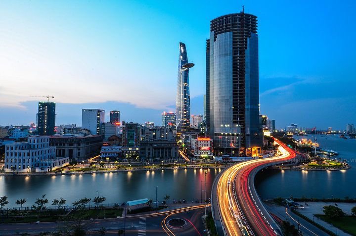 khanhnghi531's tweet photo. Ho Chi Minh City (abbreviated Ho Chi Minh City) or Saigon, is the largest city in Vietnam and a megacity in the near future. This is also an economic and entertainment center, one of two important cultural and educational centers in Vietnam. Ho Chi Minh City is a centrally run city belonging to the special urban category of Vietnam.
Ho Chi Minh City has 2,320 hotels (2019[150]) with 48,182 rooms (2017[151]). Serving high-end guests, the city has 20 5-star hotels[150], including: Caravelle, Sheraton, Mövenpick (old Omni), New World, Equatorial, Lotte Legend, Renaissance Riverside, Windsor Plaza, Sofitel Plaza, Park Hyatt , Majestic with a total of 3,592 rooms. Most of these hotels are managed by international corporations such as Accor, Furama, Mariot or Sheraton and are most concentrated in District 1. In addition, the city also has 8 4-star hotels with 1,281 rooms and 20 guests. 3-star hotel with 1,621 rooms. Due to the development of tourism, the number of luxury rooms in the city is currently seriously lacking. Although many investors intend to continue building luxury hotels in Ho Chi Minh City, they have difficulty finding locations. It is expected that by 2020, the city will have an additional 10,000 4 or 5-star rooms.
The city's tourist attractions are relatively diverse. With a system of 11 museums, mainly on historical topics, Ho Chi Minh City ranks first in Vietnam in the number of museums. The largest and oldest museum in the city is the Ho Chi Minh City Museum of History with 30 thousand artifacts. While the majority of visitors to the War Remnants Museum are foreigners[152], the museum that attracts the most domestic visitors is the Ho Chi Minh Museum[153]. Ho Chi Minh City is also a religiously diverse city. In the current city, there are more than 1,000 temples, communal houses and shrines built over many periods. Churches appeared mainly in the 19th century in Roman and Gothic styles. The city's largest and most famous church is Notre Dame Cathedral, located in District 1, completed in 1880. The colonial period left the city with many important architectural works, such as the People's Committee Headquarters. City residents, Opera House, Central Post Office, Nha Rong Wharf,... Independence Palace and General Science Library were built during the Republic of Vietnam. Modern architecture makes its mark in the city with high-rise buildings, hotels, commercial centers such as Diamond Plaza, Saigon Trade Center... Outside the central area, Cu Chi Tunnels, Can Gio Mangrove Forest, Garden Thu Duc storks are also important tourist destinations.
- The imprint of Saigon people's ancient culinary culture still exists today: Saigon not only has skyscrapers, luxury and high-end restaurants but also sidewalk cafes, Street food is very close and familiar. The image of street vendors, knocking noodle carts, and sloppy coffee has long become a part of Saigon culinary culture.
- Ho Chi Minh City cuisine today: Ho Chi Minh City, with its integration and development following the pace of modern life, its dishes have also undergone constant transformation. Besides the ancient cuisine, street foods such as mixed rice paper, grilled rice paper, salads, snails, fried skewers, mango shakes,... have attracted young people. Snacks, or famous specialties of other localities and countries such as milk tea, dumplings, Korean rice cakes, Thai hot pot, grilled food, Hue beef noodle soup, Quang noodles, banh xeo, ... are also available. at the dining streets of Ho Chi Minh City. It is the diversity from traditional to modern dishes along with unique variations in preparation that make Saigon cuisine extremely diverse.