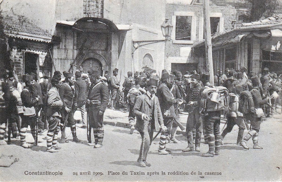 Taksim Topçu Kışlası'nın teslim olmasından sonra Taksim Meydanı, 24 Nisan 1909

24 avril 1909. Place du Taxim après la reddition de la caserne