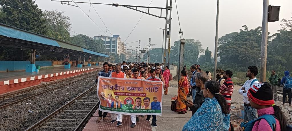 BJP4Bengal's tweet photo. রাজ্যের প্রতিটি ক্ষেত্রে তৃণমূলের দুর্নীতি ও বঞ্চনার প্রতিবাদে 'কলকাতা চলো', বিজেপির ডাকে কলকাতার এই বিশাল প্রতিবাদ সভায় অংশ গ্রহণ করতে দলে দলে কলকাতায় উপস্থিত হচ্ছেন বিজেপি কর্মীগণ।  #ShahErSongeSomabesh https://t.co/DET6FDAZlN