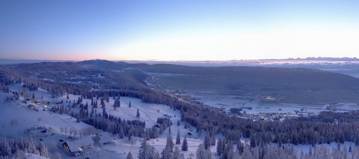 vmatthey's tweet photo. Couleurs hivernales ce matin sur les webcams du #PaysdeNeuchâtel ! #tourisme @Jura3Lacs @MySwitzerlandCH @Etat_Neuchatel https://t.co/nrvKKBN8yo https://t.co/s6l22hx4iN