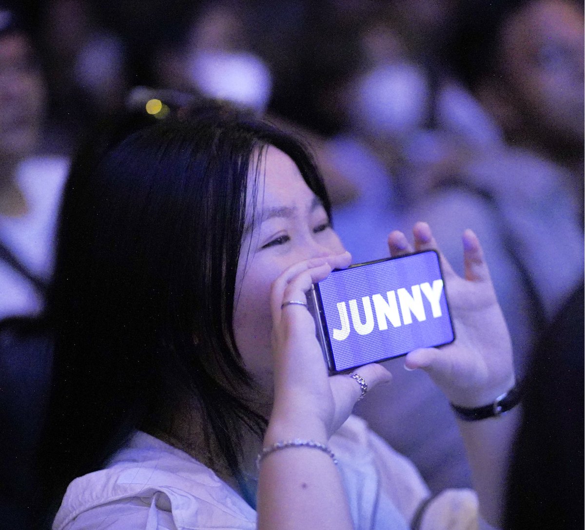 newlive_ent's tweet photo. Dinotice #JUNNY pas lagi nonton #NewLiveShow 🥰 https://t.co/2slWCCokyz