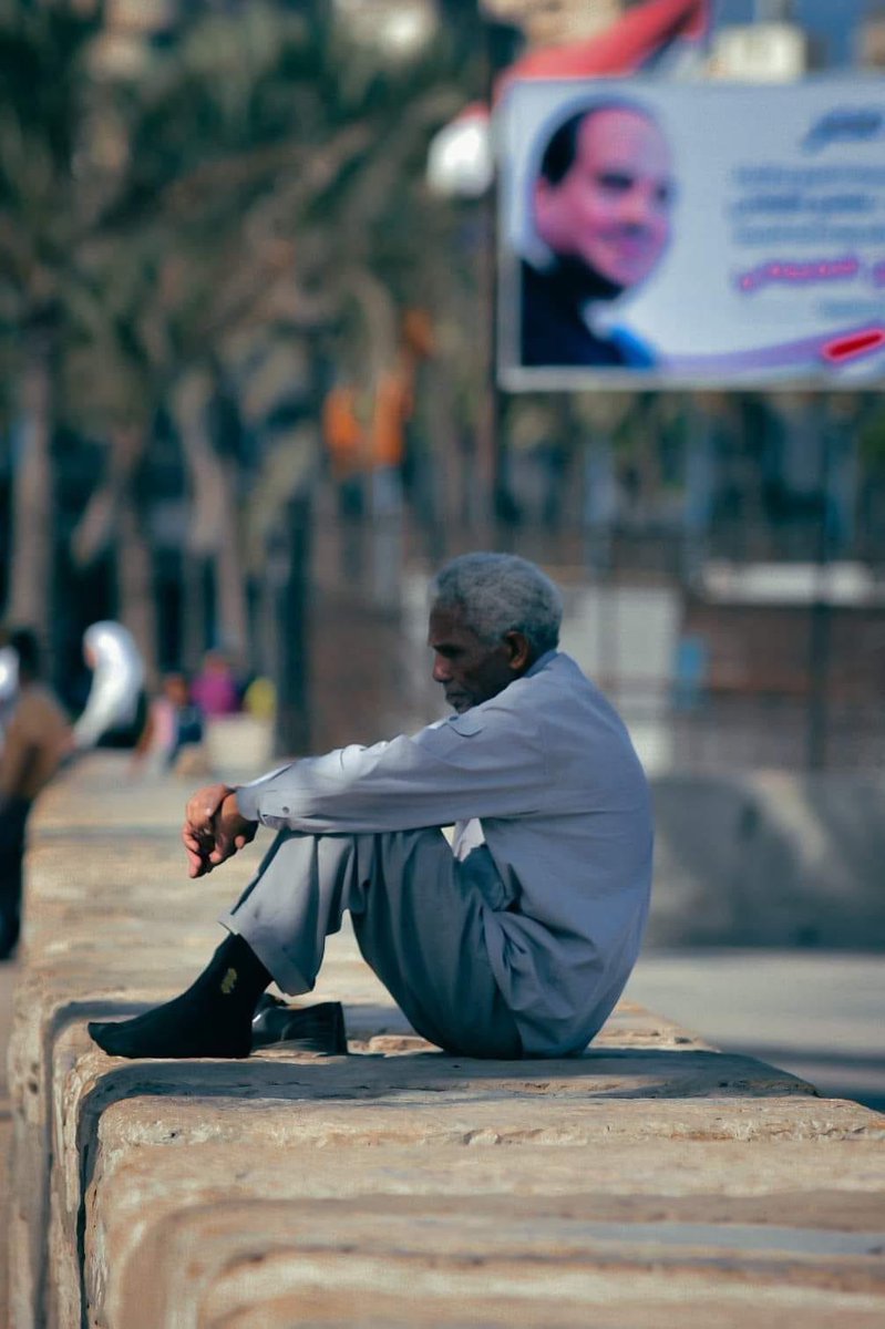 والنَاسُ مِن هَولِ الحَياةِ
مَوتى عَلى قَيدِ الحَياةِ