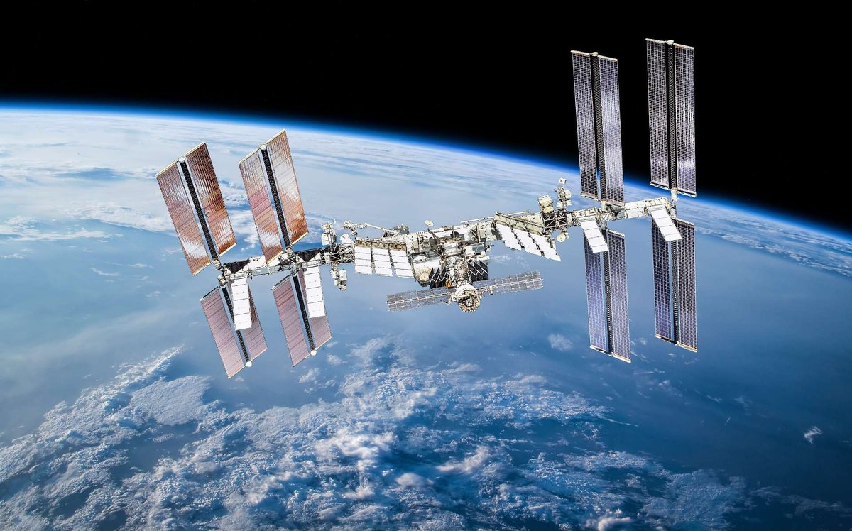 infoAstronomy's tweet photo. ISS akan dijatuhkan ke Bumi tahun 2031. 🛰️

Stasiun Luar Angkasa Internasional (ISS) merupakan satelit terbesar buatan manusia yang selama ini menjadi laboratorium ilmiah yang berada di orbit rendah Bumi, ketinggian sekitar 380 kilometer. Ia tidak akan selamanya di sana.

Pada Januari 2031 mendatang, masa kerja ISS akan berakhir. Lembaga Antariksa Amerika Serikat (NASA) berencana untuk melakukan deorbit ISS, atau menjatuhkan kembali ISS melalui atmosfer Bumi menuju wilayah yang sangat terpencil di Samudera Pasifik, Titik Nemo.

📷 NASA