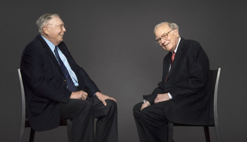 letuscompound's tweet photo. "Show me the incentive and I'll show you the outcome." Met deze woorden zou Charlie Munger, de legendarische investeerder en filosoof van het alledaagse leven, misschien beginnen als hij terugkeek op zijn eigen leven. Munger, die gisteren gestorven is, liet een onuitwisbare indruk na op de wereld van investeren en daarbuiten.

Munger, op een maandje van zijn 100ste verjaardag , was niet alleen de vicevoorzitter van Berkshire Hathaway, maar ook een denker wiens scherpe inzichten en pittige one-liners de harten en geesten van velen bereikten. "Take a simple idea and take it seriously" was een mantra die hij niet alleen in zijn investeringsstrategieën, maar in zijn hele leven toepaste.
Zijn benadering van het leven en investeren was altijd doordrenkt met een diep begrip van de menselijke natuur en een onwrikbaar geloof in rationeel denken. "The big money is not in the buying and the selling, but in the waiting," zei hij ooit, een weerspiegeling van zijn geduld en lange termijn visie.

Munger's invloed strekte zich ver uit buiten de financiële wereld. Zijn advies over leven en ethiek, vaak geleverd met een scherp gevoel voor humor, heeft talloze mensen geïnspireerd. "It is remarkable how much long-term advantage people like us have gotten by trying to be consistently not stupid, instead of trying to be very intelligent," was een van zijn favoriete uitspraken. Het benadrukte zijn geloof in het vermijden van fouten boven het nastreven van briljantie.

Zijn levenslange vriendschap en partnerschap met Warren Buffett vormde de kern van een van de meest succesvolle zakelijke samenwerkingen in de geschiedenis. Samen creëerden ze niet alleen enorme waarde voor aandeelhouders, maar leverden ze ook een blauwdruk voor ethisch en effectief zakendoen. In zijn persoonlijke leven was Munger een toonbeeld van integriteit en eenvoud. "I believe in the discipline of mastering the best that other people have ever figured out," zei hij eens, en hij leefde volgens deze filosofie, voortdurend lerend en zichzelf verbeterend.

Charlie Munger zal herinnerd worden als een man die niet alleen de wereld van investeren transformeerde, maar ook een bron van wijsheid was voor iedereen die het geluk had zijn woorden te horen. Zijn nalatenschap zal voortleven in zijn woorden, zijn werken, en in de harten van degenen die door hem geïnspireerd werden."Wisdom acquisition is a moral duty. It’s not just something you do to advance in life." Met deze woorden in gedachten, herdenken we Charlie Munger, een ware meester in het verwerven en delen van wijsheid.