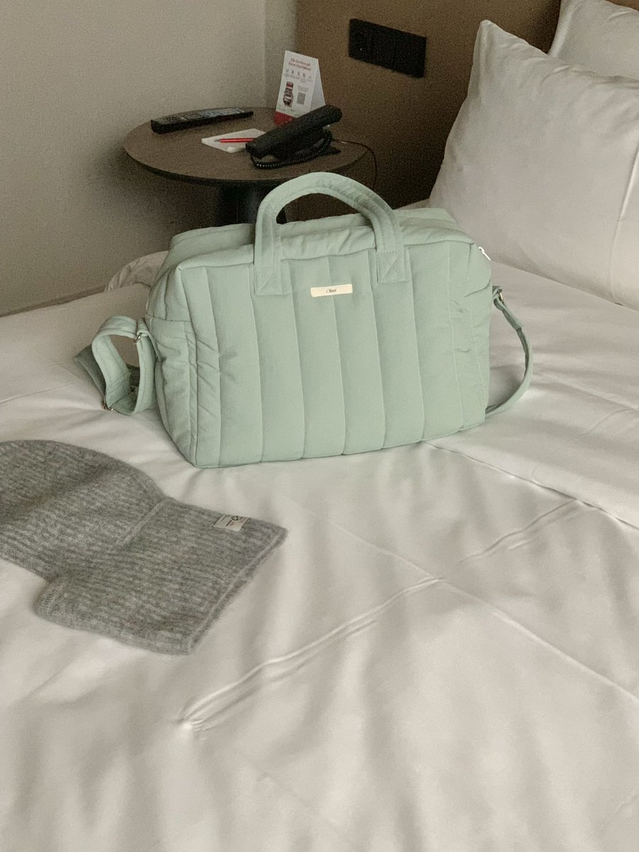 #rt • follow 추첨 한 분께 패딩 크로스백을 보내드립니다!

padded cross bag (melon, white) update 💭
노트북, 아이패드, 카메라, 목도리 등 이것 저것 넣어도 충분한 넉넉한 사이즈의 패딩백이 오픈되었습니다.
내일까지 5% 인하된 가격으로 구매하실 수 있습니다 💗

🔗 olivet.kr