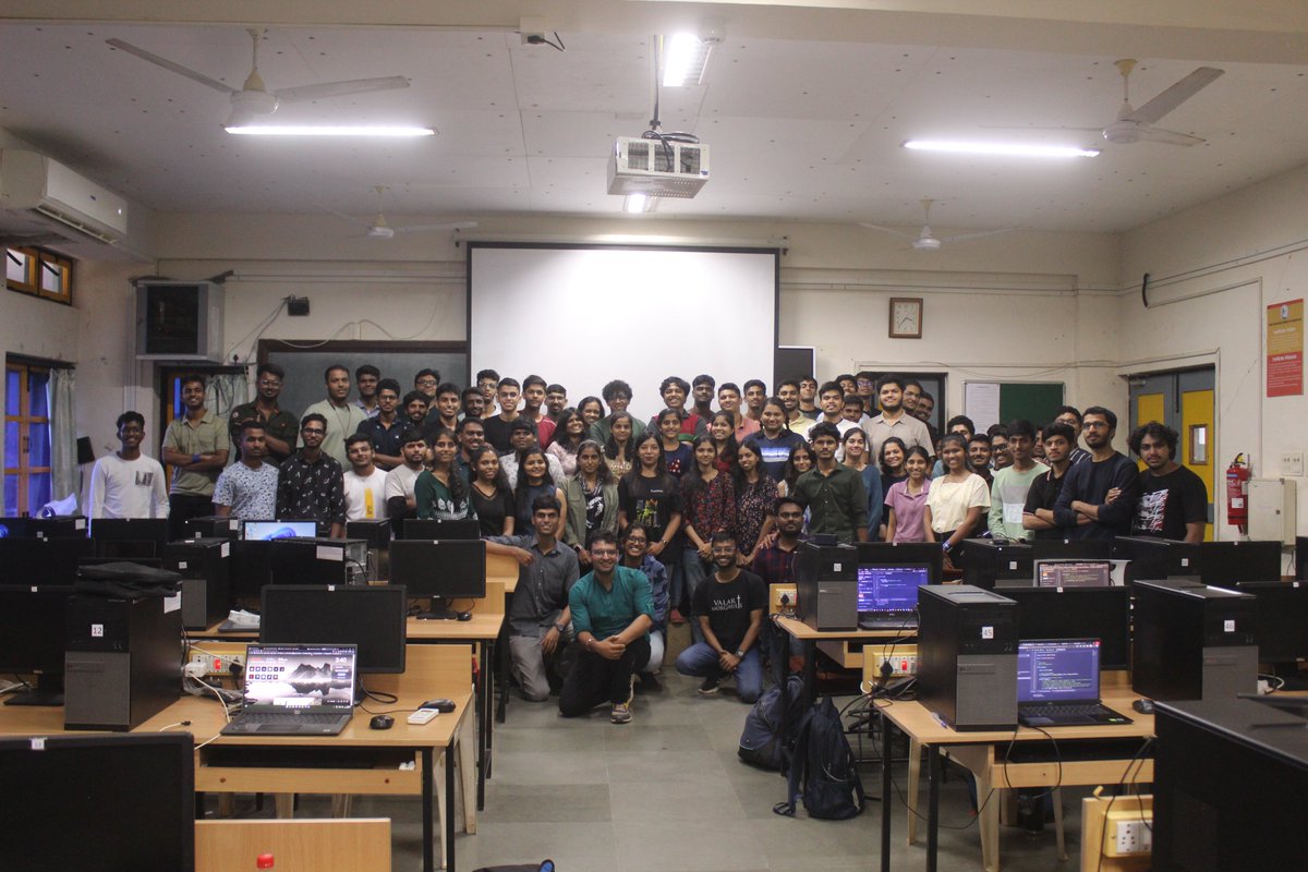 Hey Community ✨

It's show time 🚀 recently we conducted #eduhubroadshow in Goa at PCCE with 100+ audience they built and deploy their 1st smart contract 🙌

#community #web3