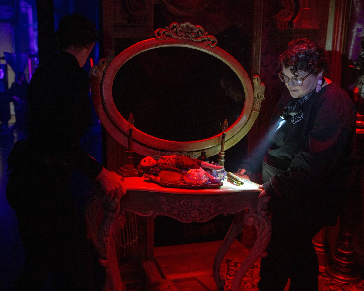MoulinMusicalAU's tweet photo. We’re checking plots and setting props, ready for our last Get Technical! tomorrow. 

📸 Chris Parker

#MoulinRougeTheMusical #GetTechnical #crew #bts #GlobalCreatures #Melbourne #Naarm https://t.co/QlCggQi3QB