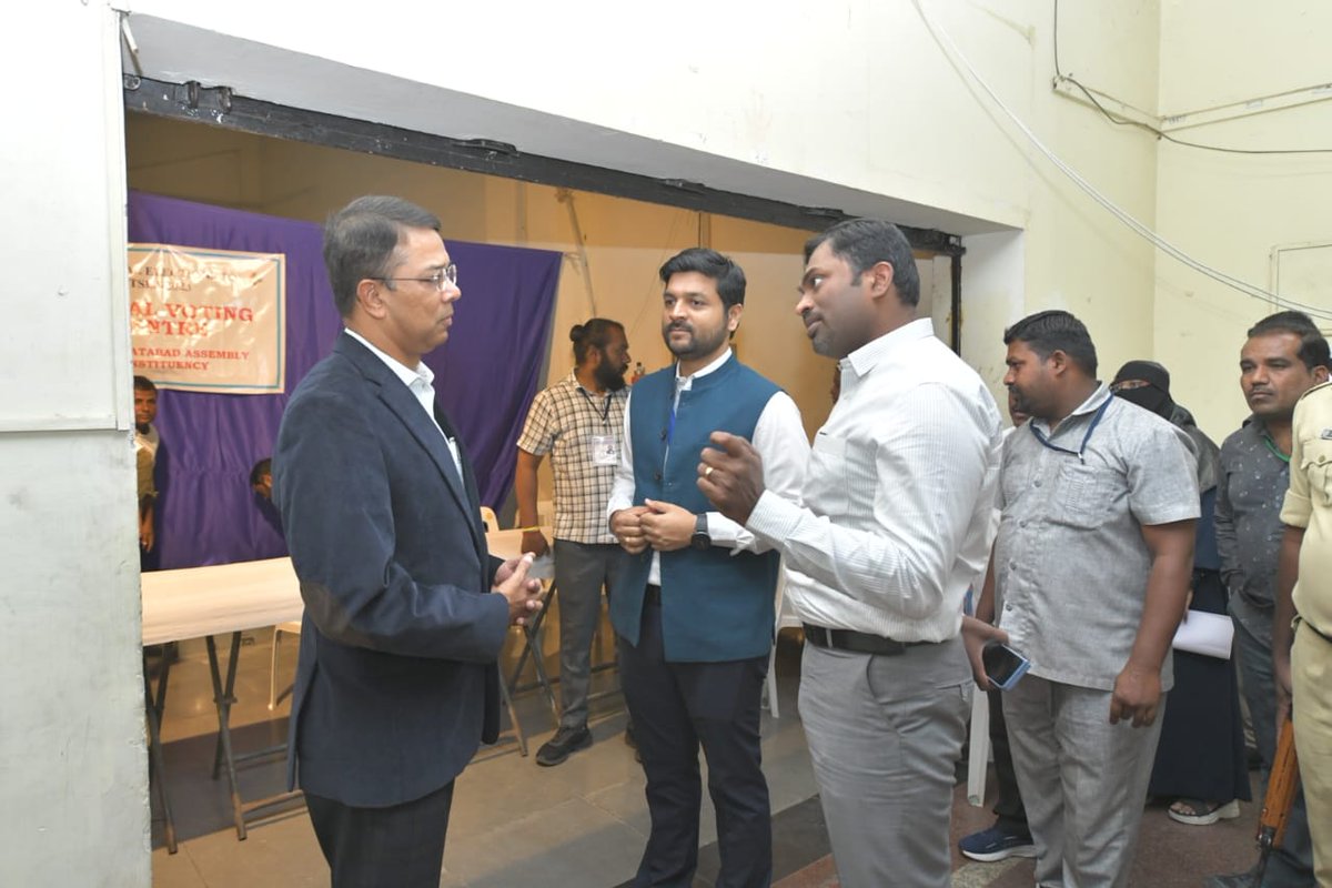 DEO_HYD's tweet photo. #Electionarrangements
#TSGeneralElections2023 

@CEO_Telangana  Vikas Raj, and DEO Hyderabad, @DRonaldRose, conducted a inspection at Khairatabad DRC Center to ensure top-notch facilities and meticulous election arrangements. 

Poll Date: 30-Nov-2023