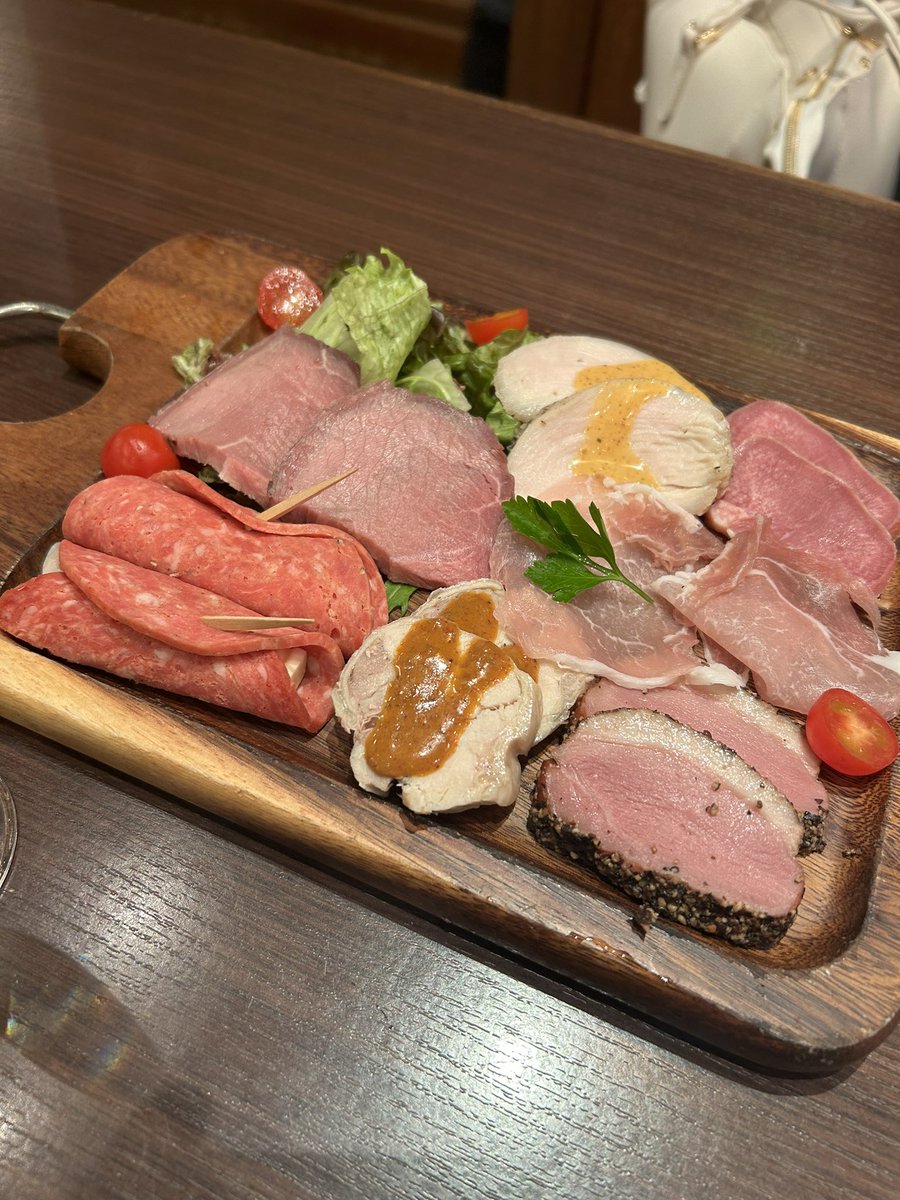 MeixiangT's tweet photo. 昨日は昼から飲めるイケバルに行ってきました。来週から忙しくなりそうなので息抜き〜ヽ(*´∀｀)
樽詰スパークリングが１杯¥190なので ずっと気になってたお店😁安いよね https://t.co/7yO1gpy4Hs
