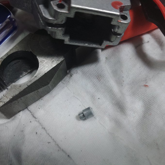 日曜のサバゲ前にクルツPDWの整備してたらメカボからなんか落ちてきて何かと思えばセクターギアのピンだった('・ω・`) 