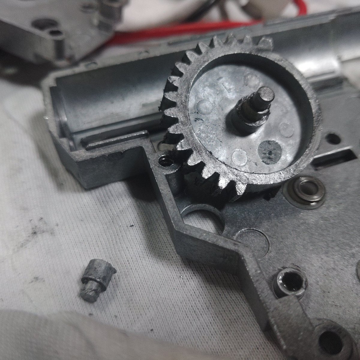 日曜のサバゲ前にクルツPDWの整備してたらメカボからなんか落ちてきて何かと思えばセクターギアのピンだった('・ω・`) 