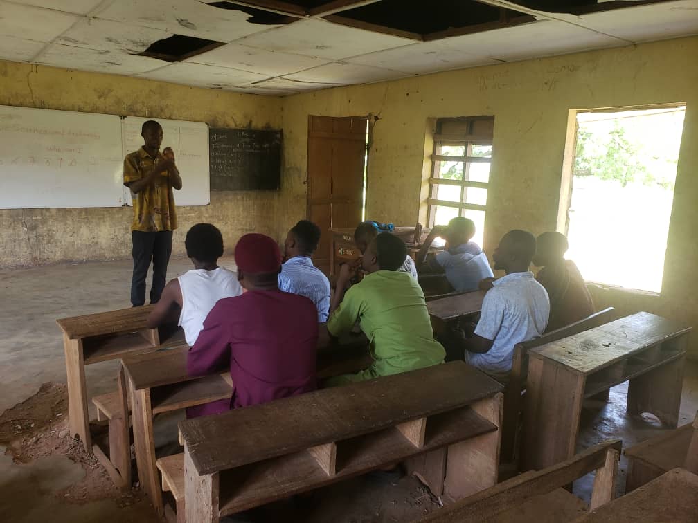 iserhnigeria's tweet photo. Scholar Bashit Balogun @balogunbashit01, an Agric Student of @UnilorinNGR taught 8 of his friends "LEADERS TOOLKITS" at Ile-Apa Primary School, Ilorin as his Capstone Project to graduate from ISERH Undergraduate Studies Class 11
#IUSClass11 #youthdevelopment https://t.co/sqX24lkM8H