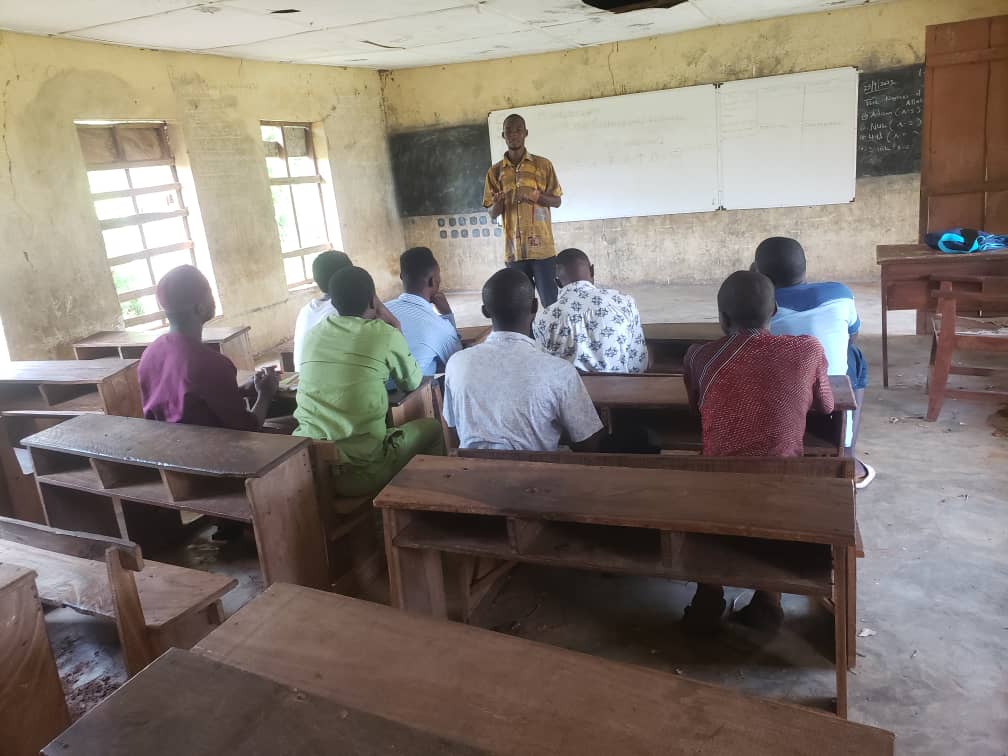 iserhnigeria's tweet photo. Scholar Bashit Balogun @balogunbashit01, an Agric Student of @UnilorinNGR taught 8 of his friends "LEADERS TOOLKITS" at Ile-Apa Primary School, Ilorin as his Capstone Project to graduate from ISERH Undergraduate Studies Class 11
#IUSClass11 #youthdevelopment https://t.co/sqX24lkM8H