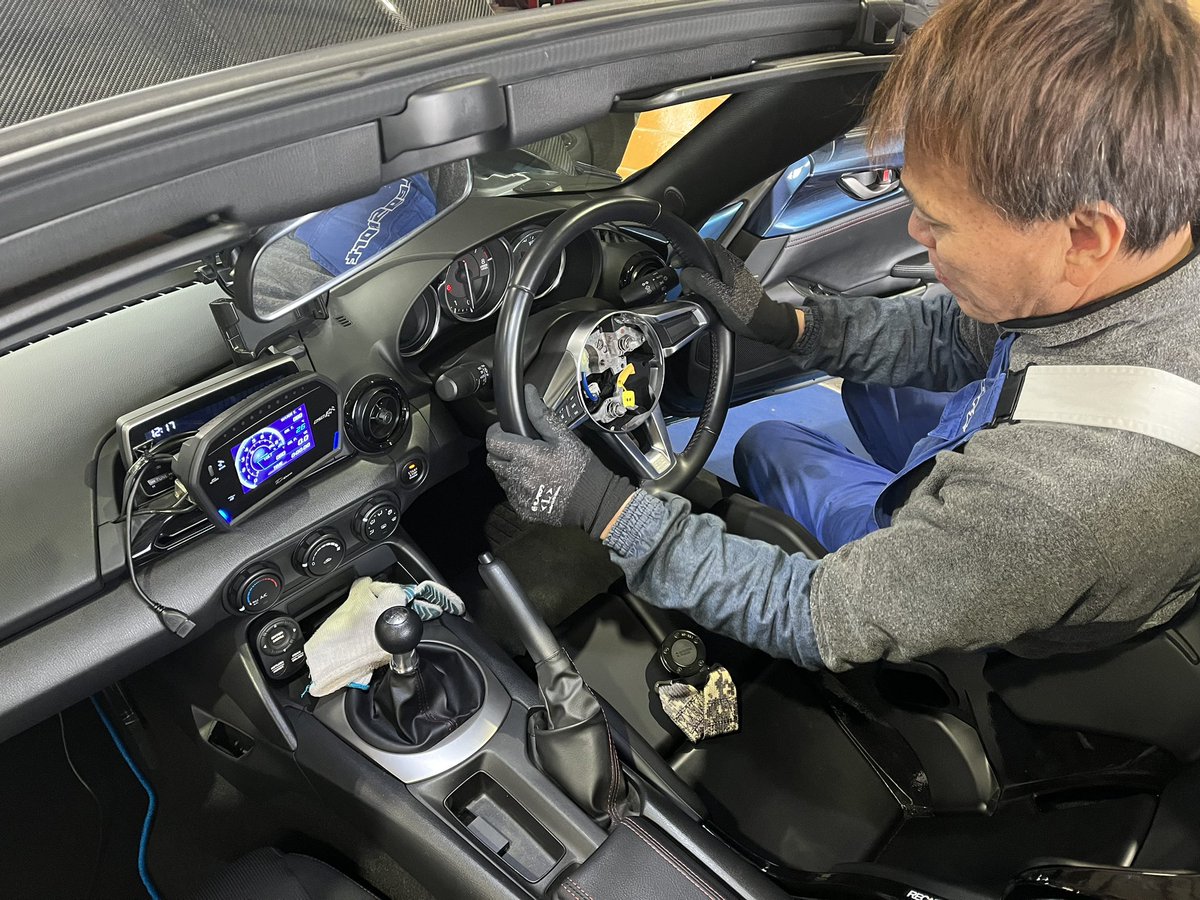 LEG_MOTORSPORT's tweet photo. 今週末のイベントはサーキット！
青NDシーズン2号をATTACK仕様へ！
ついでに軽量をしてもらってます♪
アンダー鈴木.comのドライカーボンステアリングに♪ https://t.co/E2qaQUq7E7
