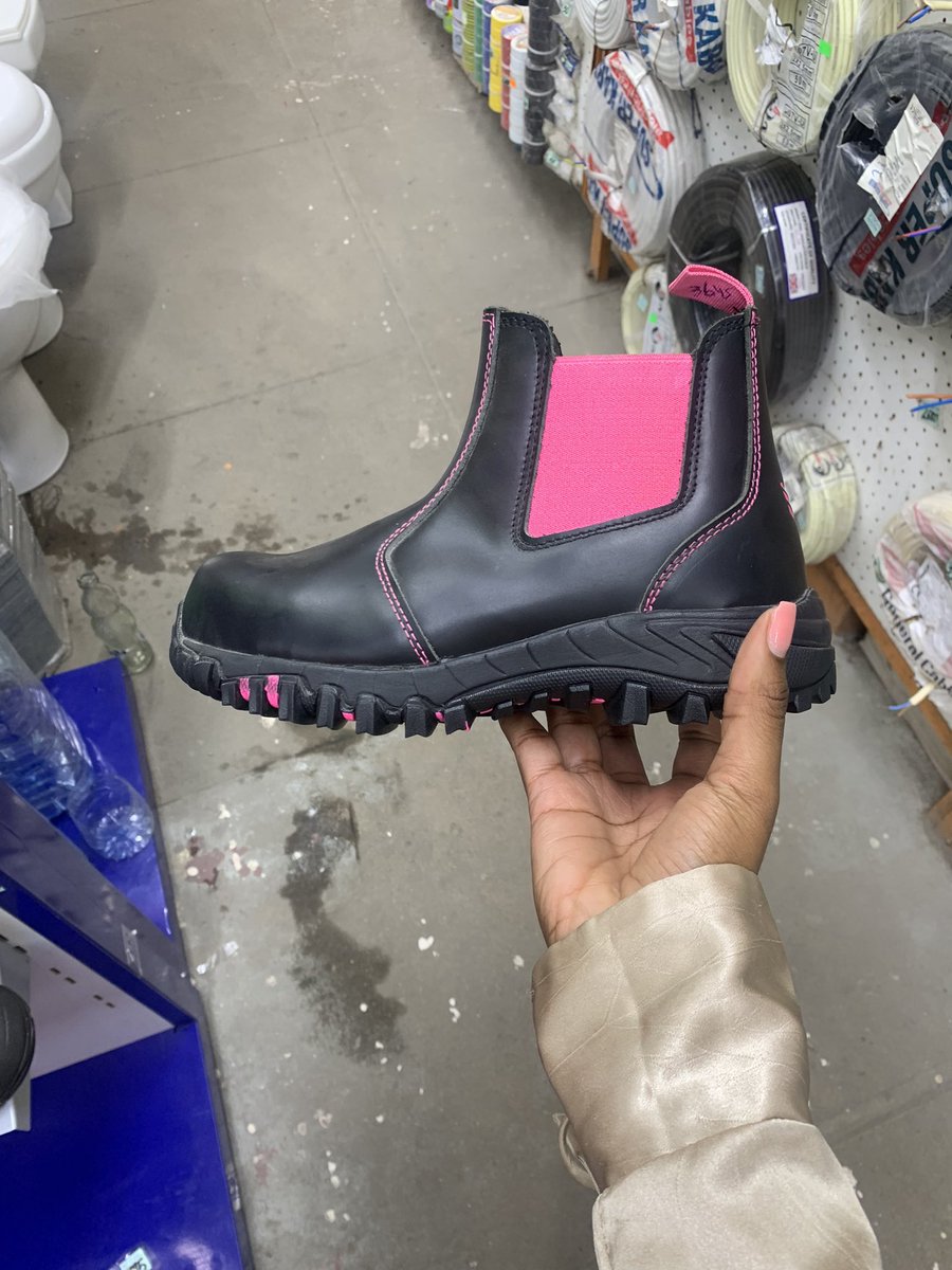 Bom dia

Onde posso encontrar essa botas de PPE?