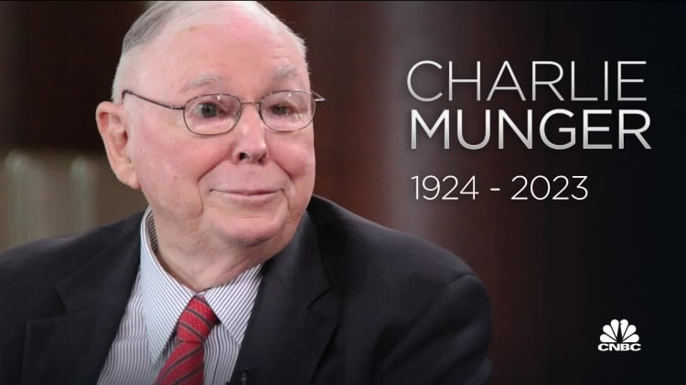 RIP Charlie Munger (1924-2023) - the Vice chairman of Berkshire Hathaway, and right hand man of Warren Buffet. In honour, I would like to give the 10 best quotes by Charlie.