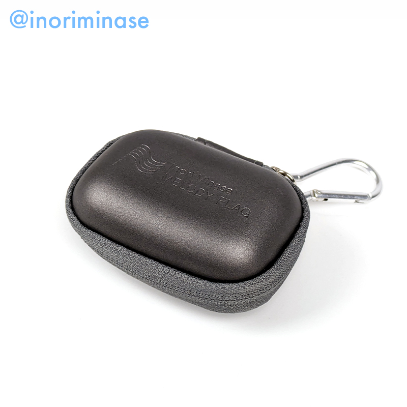 ころんとしたミニサイズのケースは、お手持ちのイヤホンやコード類を