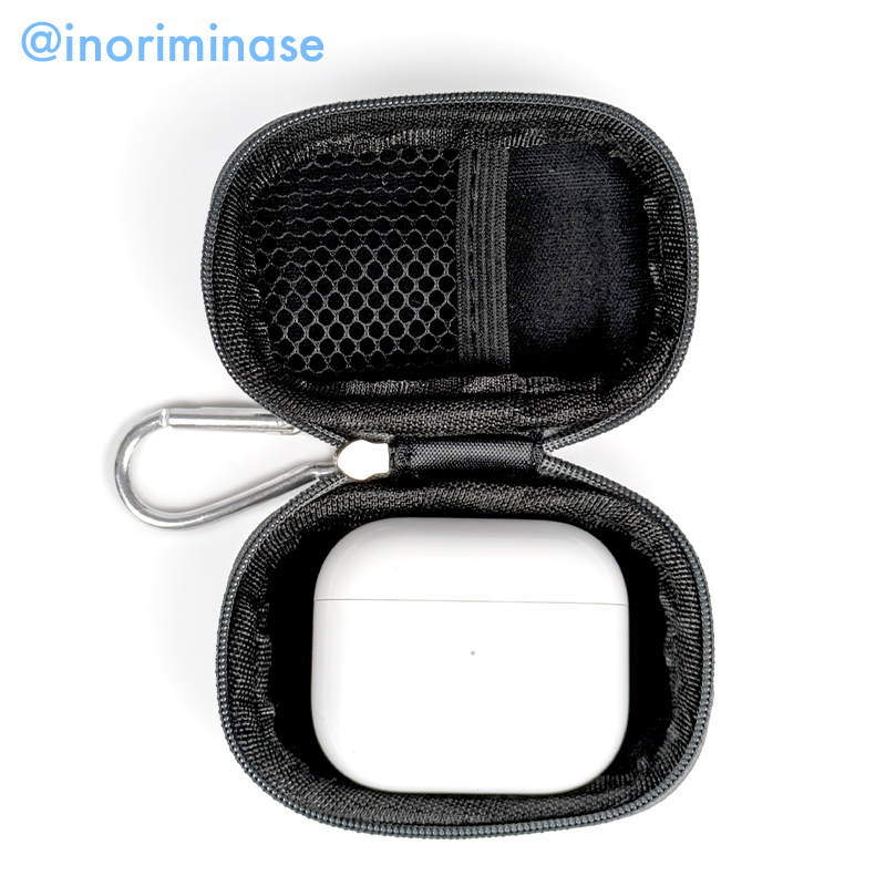 ころんとしたミニサイズのケースは、お手持ちのイヤホンやコード類を