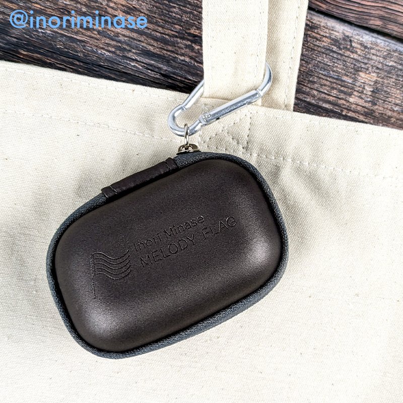 ころんとしたミニサイズのケースは、お手持ちのイヤホンやコード類を