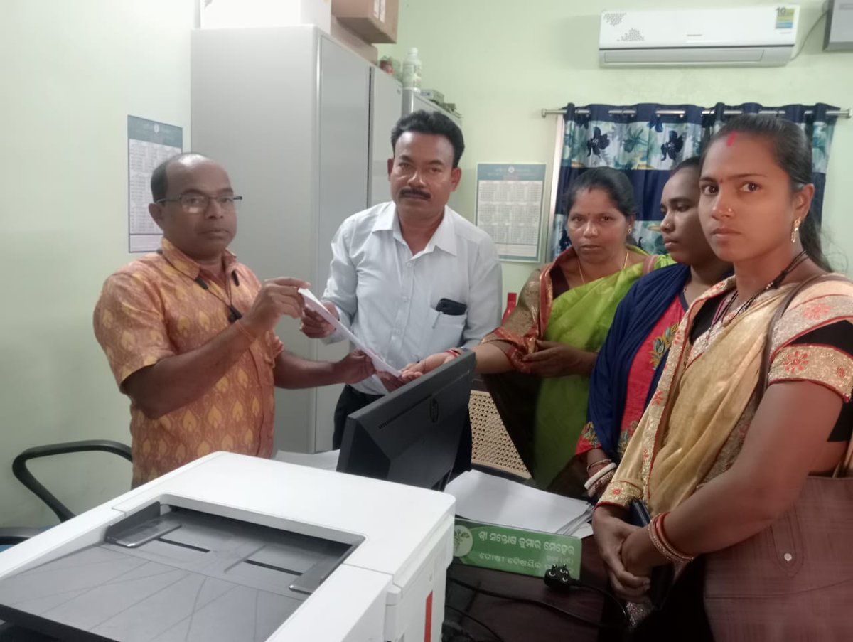 LokUnnati's tweet photo. Submission of people to our elected representatives to expedite the process of seed distribution for second cropping.
@CMO_Odisha @krushibibhag @DMBalangir @CDAO_Balangir #seedsforsecondcrop @12_baje #Suppotforfarme #agriculturaldevolament #Rabicrop @arvindpadhee @rajaaswain https://t.co/6Pe0o2A4N4