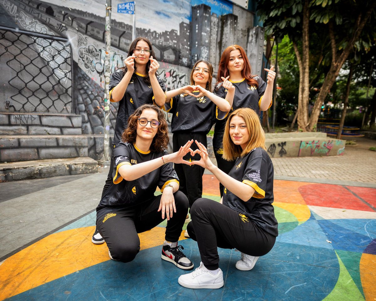 Bugün günlerden BBL Queens!

Bir seneyi aşkındır BBL ailesindeyim. Bu süreçte her konuda elimden geldiğince profesyonel kalmaya çalıştım. Ama konu bu kızlar olunca duygusallığım çok daha ağır basıyor. Hepsi hayatımda gördüğüm en özel insanlardan. Hepsi çok çalışkanlar. Hepsi en