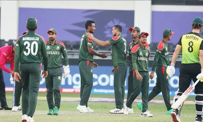 দুই দিন ধরে খোঁজ নেই, ঘরে মিলল বাবা-মা ও মেয়ের গলা কাটা মরদেহ