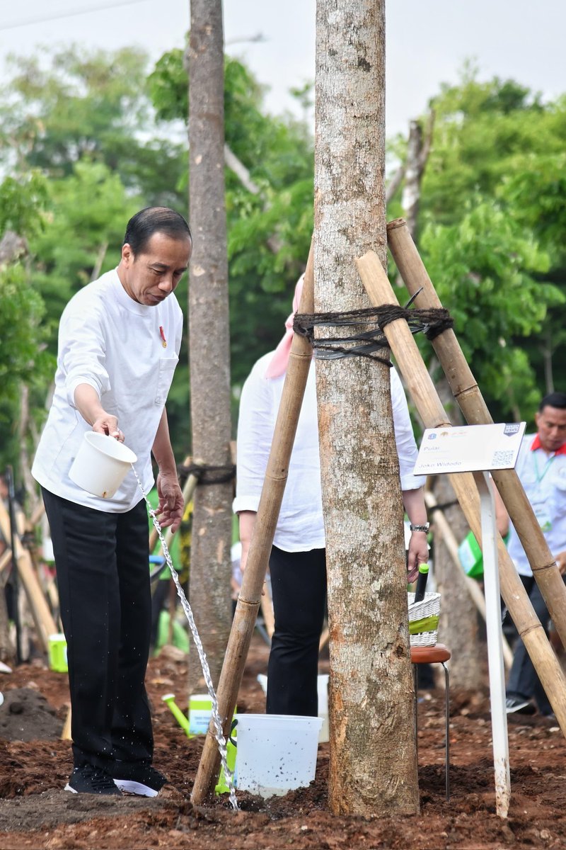 jokowi's tweet photo. Mengapa kita membangun Ibu Kota Nusantara (IKN)? Kita ingin menciptakan pemerataan ekonomi, pemerataan penduduk, dan menumbuhkan titik-titik pertumbuhan ekonomi baru. 

Sebanyak 58 persen produk domestik bruto (PDB) ekonomi Indonesia terdapat di Pulau Jawa. Dengan pembangunan IKN ini diharapkan titik pertumbuhan ekonomi baru tidak hanya ada di Pulau Jawa, tetapi juga di luar Pulau Jawa. 

Kita ingin pembangunan yang Indonesiasentris, di pulau lain juga ada pertumbuhan ekonomi. Itu yang kita harapkan dari pembangunan IKN kendati tentu saja ini bukan urusan setahun-dua tahun.