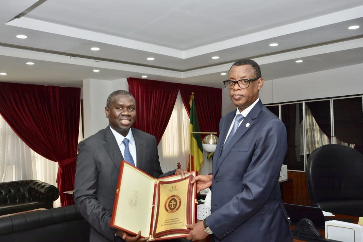 NtamakemwaP's tweet image. Le ministre d&apos;État @KabarebeJames a également rencontré l&apos;honorable El Hadji Omar Youm, ministre des Forces armées du Sénégal, en marge du #FDD2023.  . @RwandaMFA .@RwandaMoD .@JPKarabaranga. #RwandaWorks