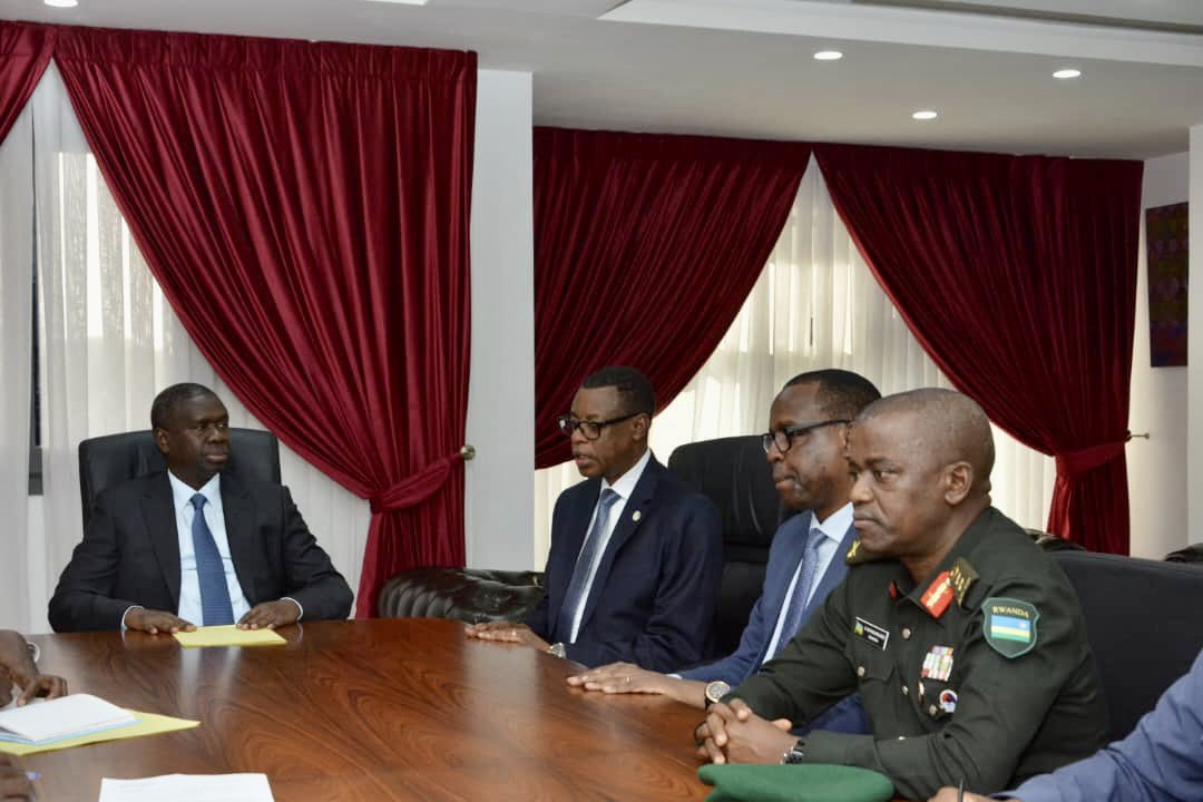 NtamakemwaP's tweet image. Le ministre d&apos;État @KabarebeJames a également rencontré l&apos;honorable El Hadji Omar Youm, ministre des Forces armées du Sénégal, en marge du #FDD2023.  . @RwandaMFA .@RwandaMoD .@JPKarabaranga. #RwandaWorks