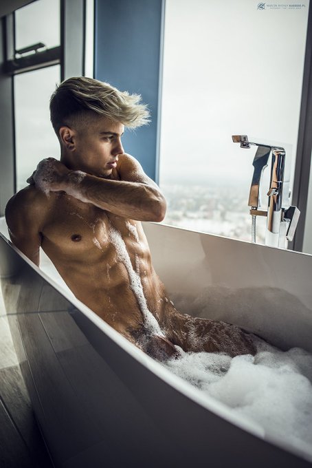 Good Morning 😘😈🍆🫣  Retweet if you'd like to start a day from a hot bath with me 😏🤤🥵💦🛁  Shot by @karrde_pl