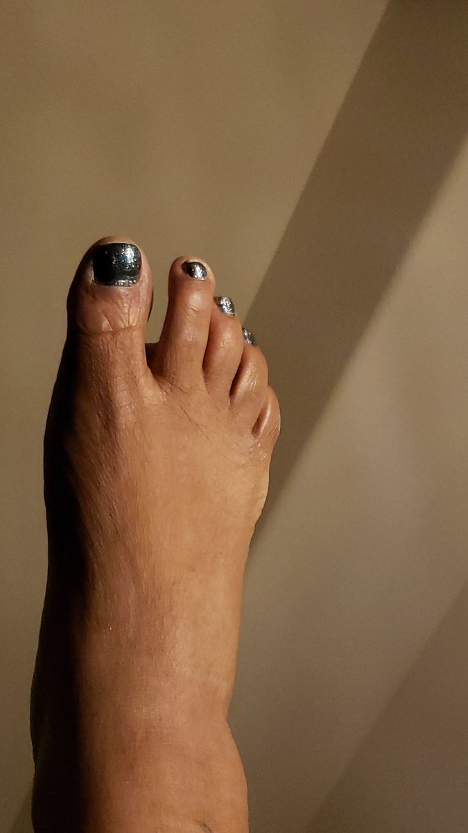 These tasty toes walked 38,974 steps all over Niagara Falls then Manhattan before feeding my favorite large, smelly feet fan. I'm selective about my sessions. Only the Best clients will be entertained. #trampled #bigfeet #FOOTFETİSH