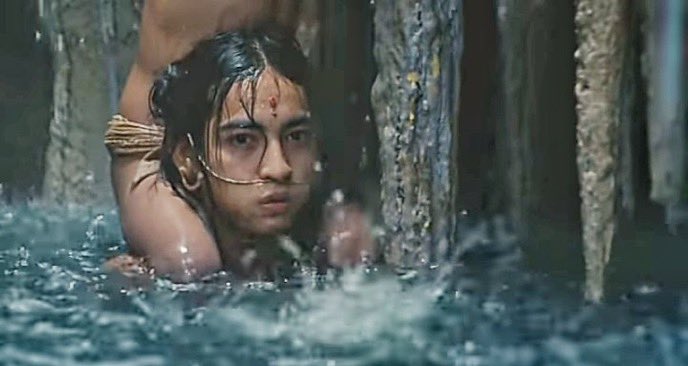 Moment Jaguar Paw's wife 'Seven' gives birth in a well - Apocalypto (2006)