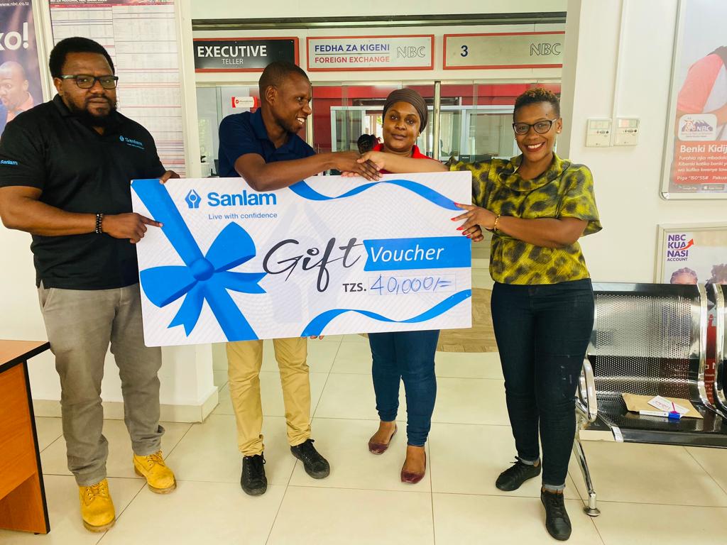SanlamTz's tweet photo. Sanlam Life Insurance imeendelea kuwazawadia maofisa wa Banki ya NBC waliofanya vizuri katika kusaidia mauzo ya bima kupitia wateja wa Benki iyo.   ...! Ijumaa tarehe 24 Novemba 2023 ilikuwa zamu ya UDSM Branch. https://t.co/Y126OAf5DL