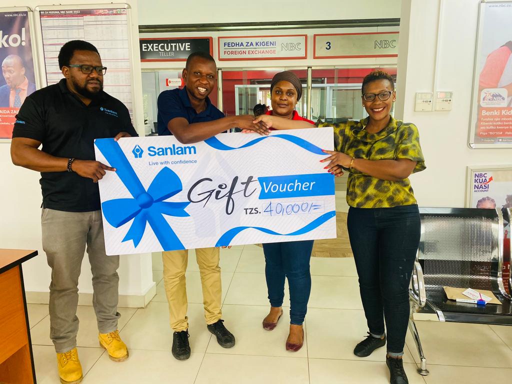 SanlamTz's tweet photo. Sanlam Life Insurance imeendelea kuwazawadia maofisa wa Banki ya NBC waliofanya vizuri katika kusaidia mauzo ya bima kupitia wateja wa Benki iyo.   ...! Ijumaa tarehe 24 Novemba 2023 ilikuwa zamu ya UDSM Branch. https://t.co/Y126OAf5DL