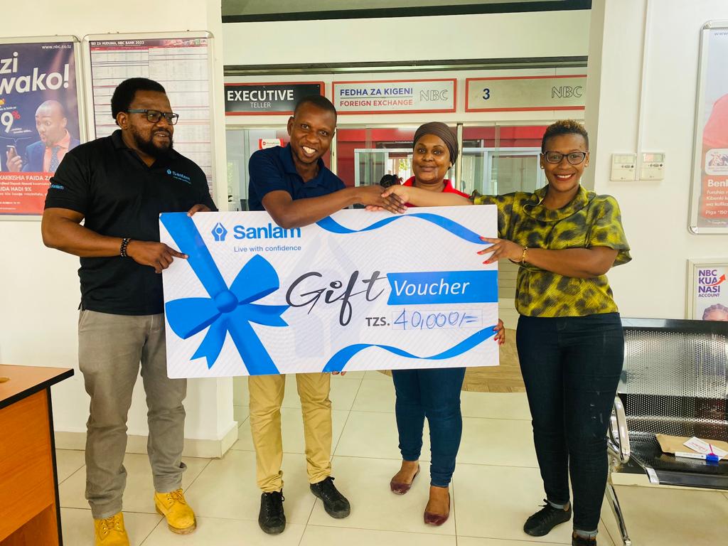 SanlamTz's tweet photo. Sanlam Life Insurance imeendelea kuwazawadia maofisa wa Banki ya NBC waliofanya vizuri katika kusaidia mauzo ya bima kupitia wateja wa Benki iyo.   ...! Ijumaa tarehe 24 Novemba 2023 ilikuwa zamu ya UDSM Branch. https://t.co/Y126OAf5DL