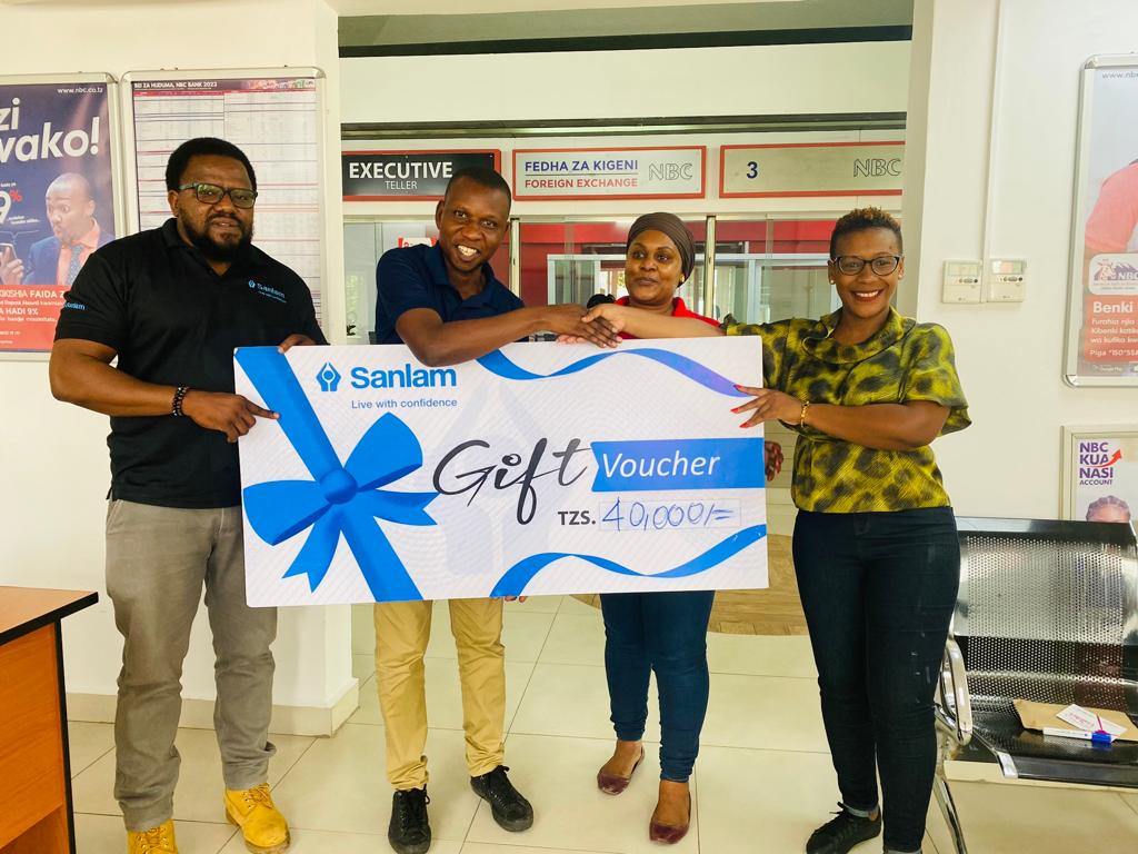 SanlamTz's tweet photo. Sanlam Life Insurance imeendelea kuwazawadia maofisa wa Banki ya NBC waliofanya vizuri katika kusaidia mauzo ya bima kupitia wateja wa Benki iyo.   ...! Ijumaa tarehe 24 Novemba 2023 ilikuwa zamu ya UDSM Branch. https://t.co/Y126OAf5DL