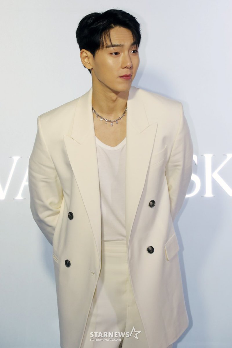 theseoulstory's tweet photo. 📸 MONSTA X Shownu &amp; I.M at SWAROVSKI’s store opening event today 🤍 @OfficialMonstaX https://t.co/7YWgqkVu1O