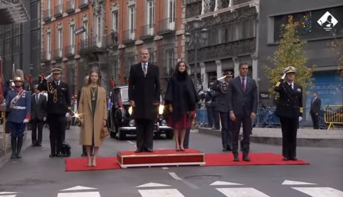 PabloEchenique's tweet photo. El multimillonario jefe del Estado elegido por fecundación llega a la sede de la soberanía popular en un Rolls Royce escoltado por guardias a caballo y lo ponen en una tarima por encima del presidente electo democráticamente para que quede todo muy siglo XVIII y muy clarito. https://t.co/7ifn7vicqm