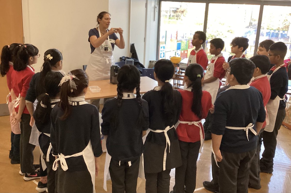MayflowerSch's tweet image. We (year 5) had our bread making sessions with Cassie and bakers.
#BreadMaking #Gardening #Year5 #HockneyClass #UKS2