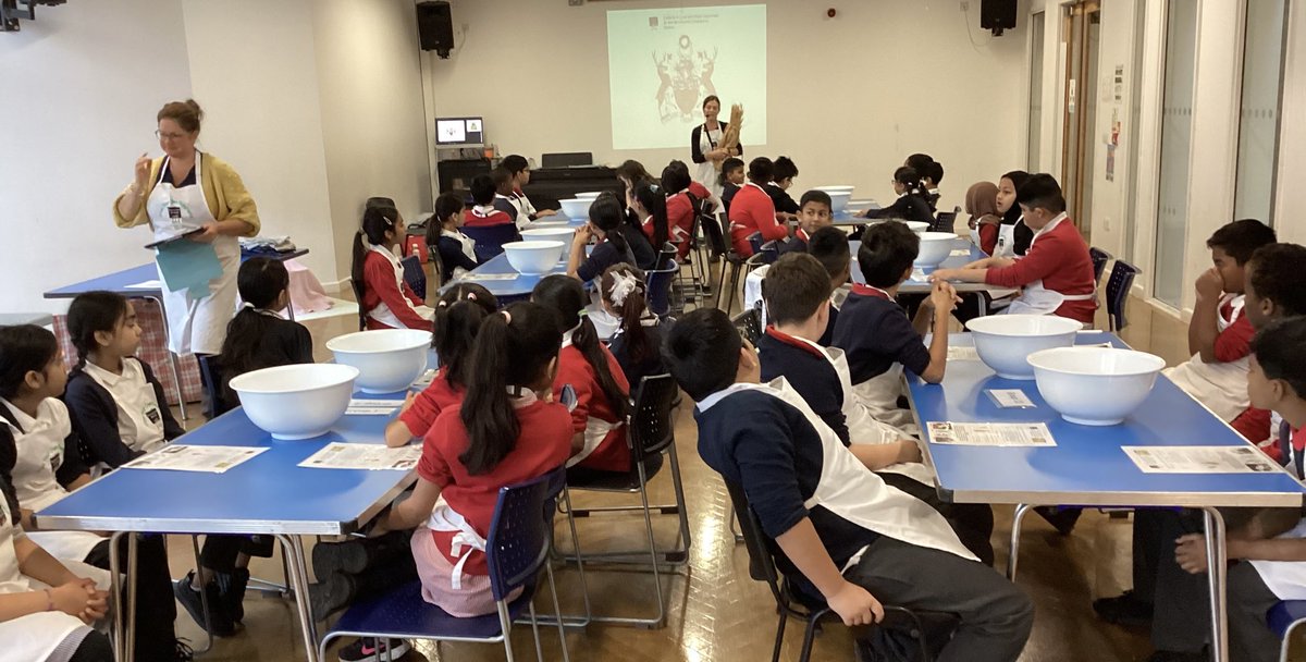 MayflowerSch's tweet image. We (year 5) had our bread making sessions with Cassie and bakers.
#BreadMaking #Gardening #Year5 #HockneyClass #UKS2
